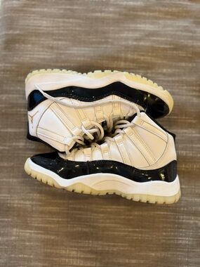 Jordan Retro 11 - youth black and white